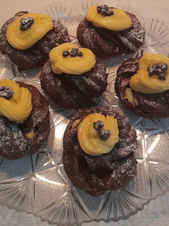 Foto di Zeppole al cioccolato con crema pasticcera all'arancia