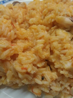 Una foto de Arroz con curry y merluza