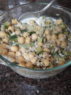 Una foto de Ensalada de garbanzo vegana 🥗