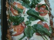 Una foto de masa de pizza con bicarbonato