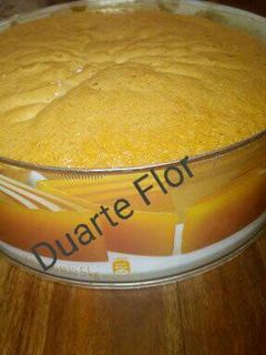 Una foto de Bizcochuelo liviano esponjoso en lata de dulce
