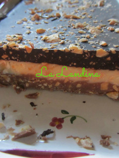 Una foto de Turrón de tres chocolates con almendras