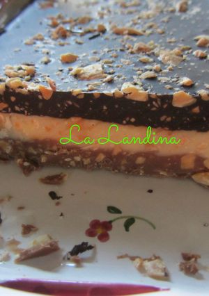 Una foto de Turrón de tres chocolates con almendras
