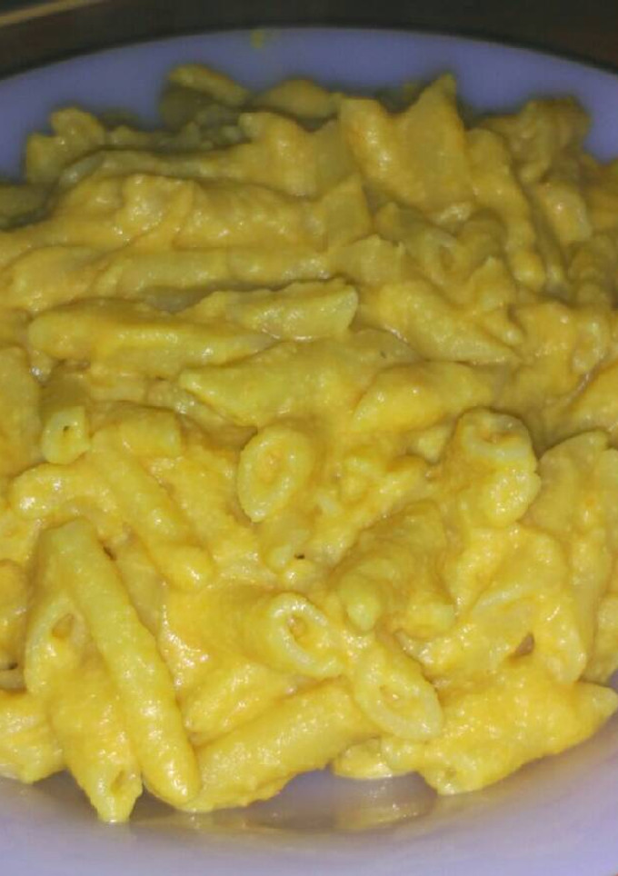 Una foto de Mac and Cheese Vegan (macarrones con queso vegano)