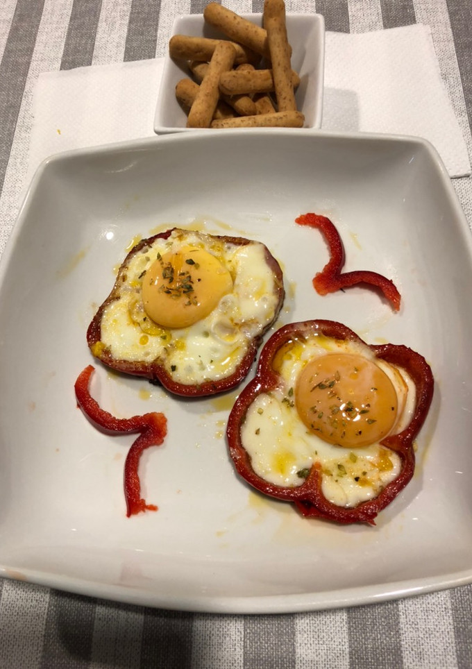 Una foto de Huevos Fritos con “toque”de pimiento rojo