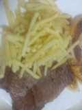 Filetes de ternera adobados a la plancha con plátano y papas