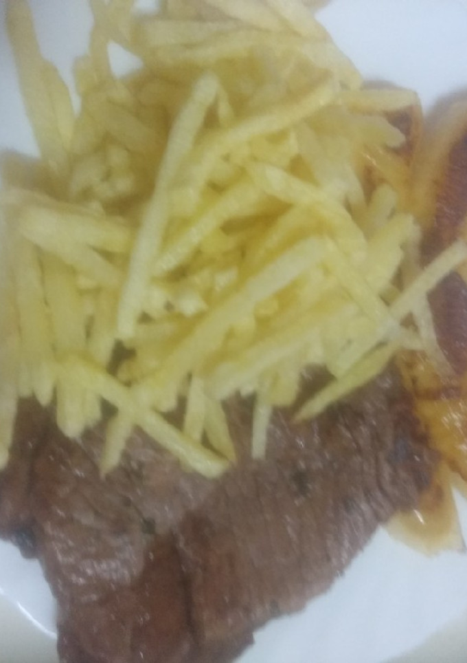 Una foto de Filetes de ternera adobados a la plancha con plátano y papas