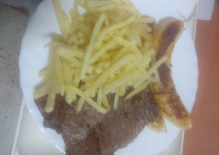 Filetes de ternera adobados a la plancha con plátano y papas