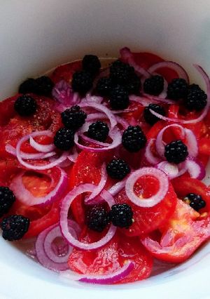 Une photo de Salade de tomates et de mûres