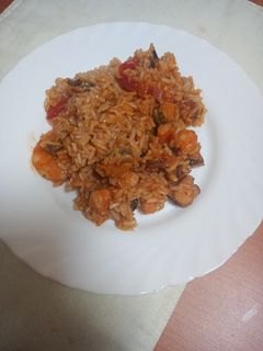 Una foto de Arroz con pulpo, langostinos y mejillones