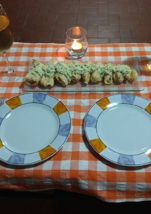 Una foto de Pollo relleno con jamón y queso y crema de cilantro