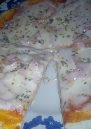 Una foto de Pizza sin levadura y en sartén🍕