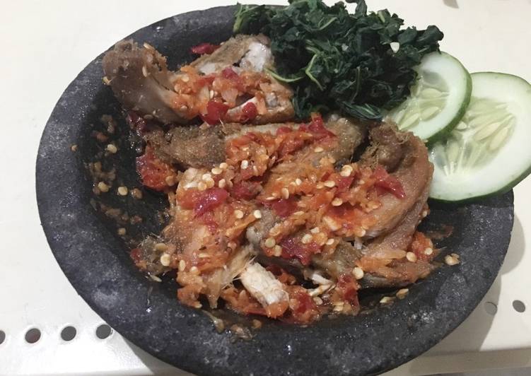 Cara Gampang Membuat Ayam Penyet Sambal Korek (Simple ala Anak Kos) yang Enak Banget