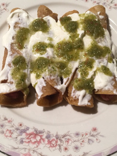 Una foto de Tacos dorados de salchicha
