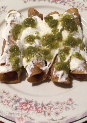 Una foto de Tacos dorados de salchicha