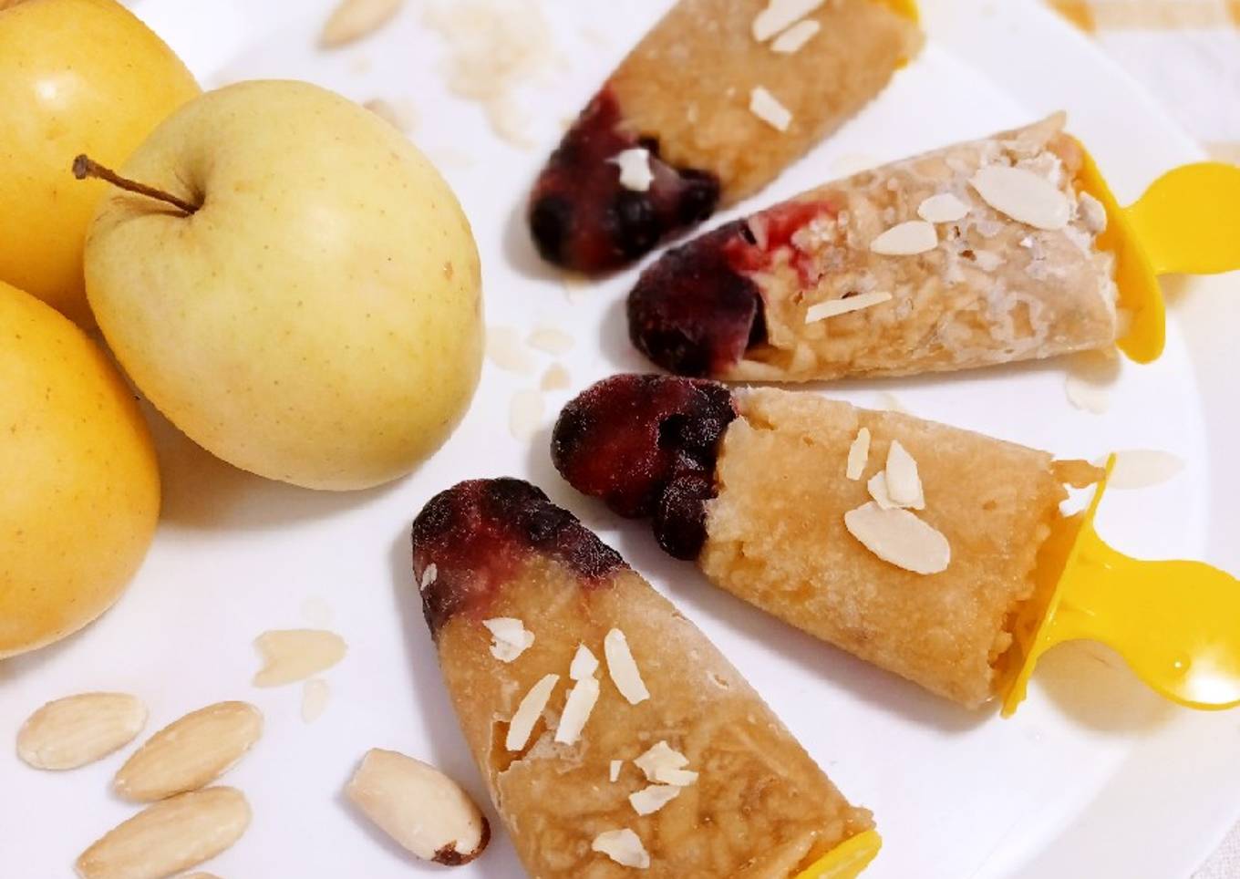 Palitos helados de frutas: arándanos y manzanas