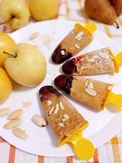 Una foto de Palitos helados de frutas: arándanos y manzanas