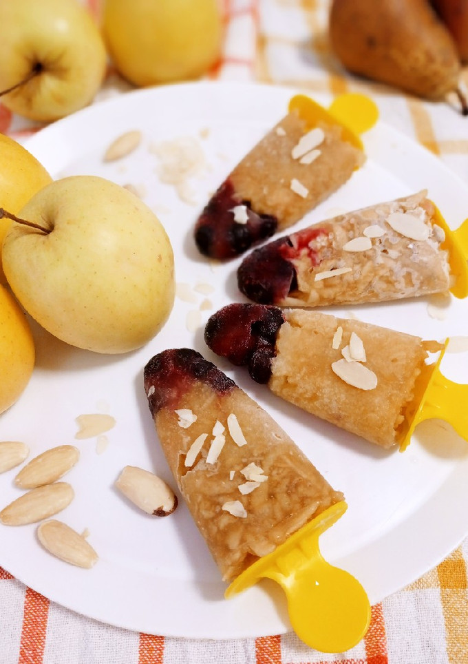 Una foto de Palitos helados de frutas: arándanos y manzanas