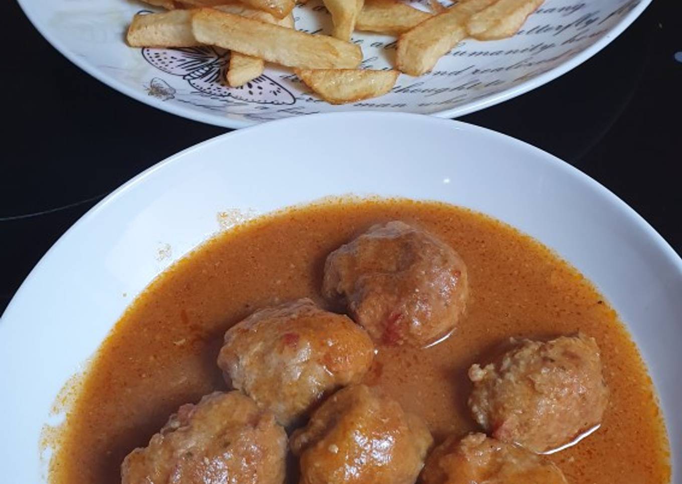 Albóndigas en salsa con patatas fritas