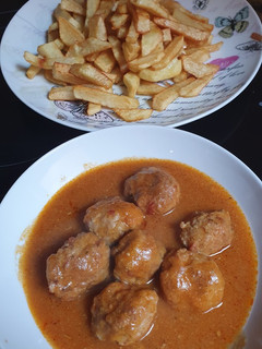 Una foto de Albóndigas en salsa con patatas fritas