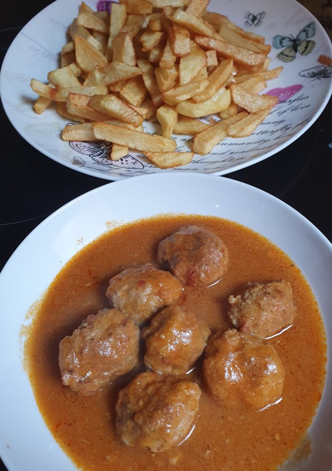 Una foto de Albóndigas en salsa con patatas fritas