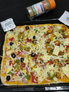 ફાર્મ હાઉસ પનીર પીઝા (Farm house Paneer Pizza Recipe in Gujrat) રેસીપી મુખ્ય ફોટો