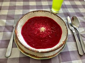 Una foto de Crema de betarraga y puerros