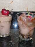Vasos de budín de chocolate y postre de chocolate