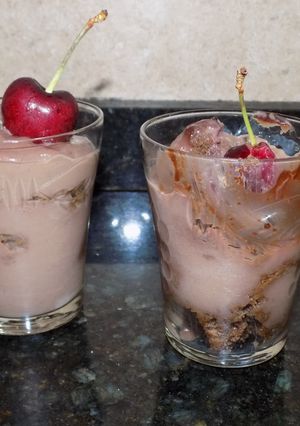 Una foto de Vasos de budín de chocolate y postre de chocolate