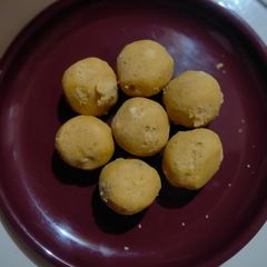 A picture of Besan ka ladoo.