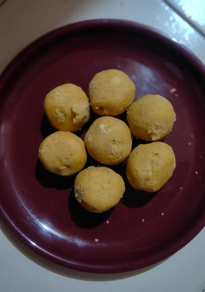 A picture of Besan ka ladoo.