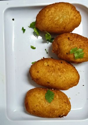A picture of Chicken potato cheese...tea snack.