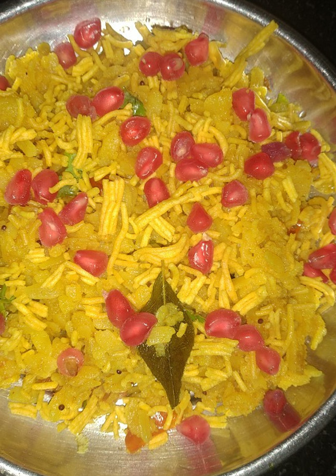 બટાકા પૌવા (Bataka Poha Recipe In Gujarati) રેસીપી મુખ્ય ફોટો