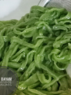 Foto resep Mie bayam homemade ekonomis || giling manual