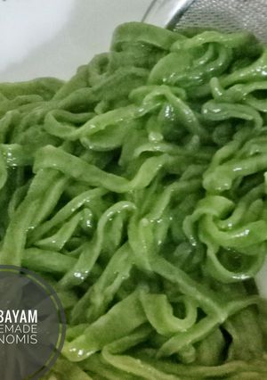 Foto resep Mie bayam homemade ekonomis || giling manual