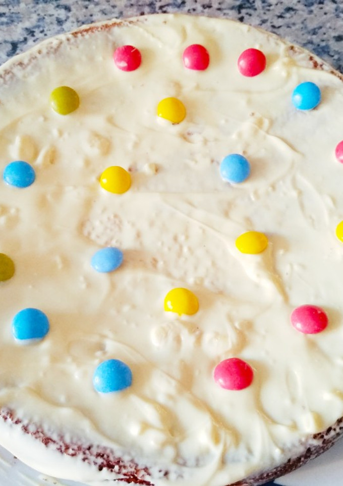 Una foto de Bizcocho con cobertura chocolate blanco y Lacasitos
