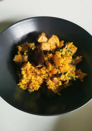 Zdjęcie przepisu Bakłażan słodko-kwaśny z ananasem, tofu i ryżem - wegańskie.