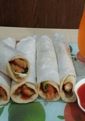 A picture of Zinger Shawarma with homemade pita bread❤😋.