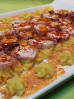 Una foto de Pulpo con parmentier de curry
