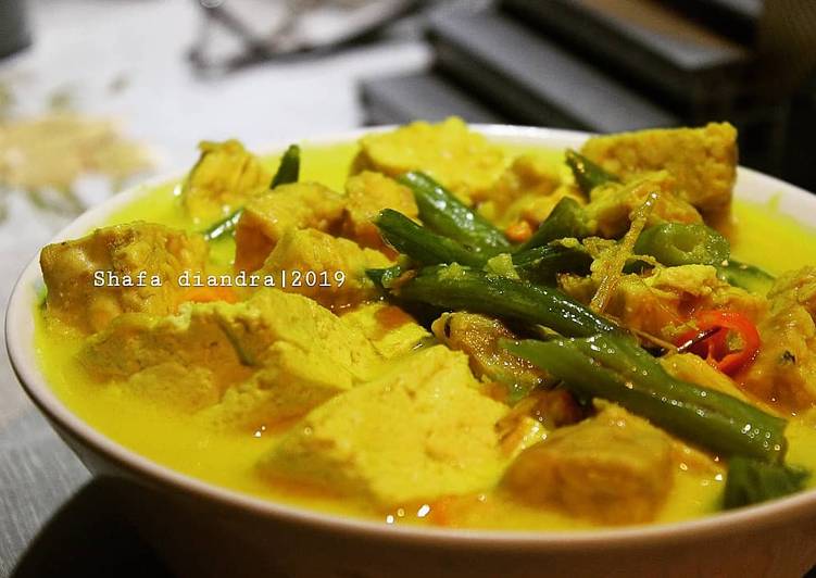 Cara Gampang Menyiapkan Sayur Tahu Tempe Kuah Santan Kuning #masakanindo 🇲🇨, Enak