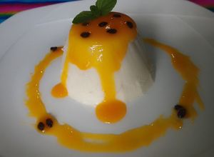 Una foto de Panna Cotta de coco 🥥 con Coulis de maracuyá 🍮
