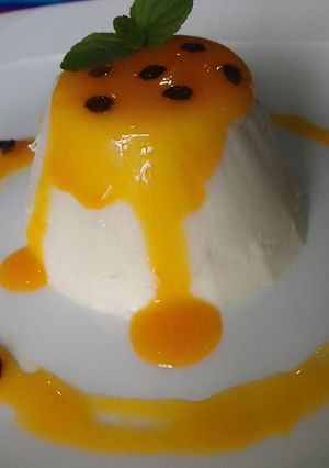 Una foto de Panna Cotta de coco 🥥 con Coulis de maracuyá 🍮