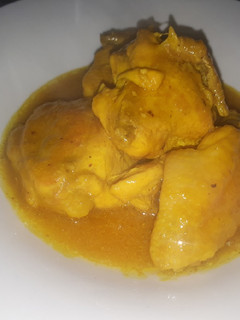 Una foto de Pollo con salsa amarilla