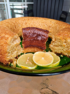 Una foto de Bizcocho de limón sin huevo 🍋🥧