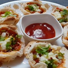A picture of Pizza bites.