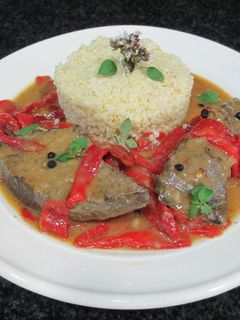 Una foto de Hígado de cerdo en salsa de pimientos de piquillos con bulgur