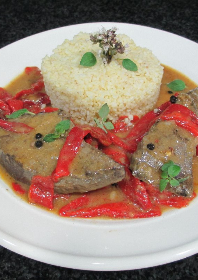 Una foto de Hígado de cerdo en salsa de pimientos de piquillos con bulgur