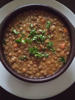 Una foto de Guiso de lentejas con quinoa