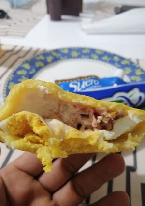 Una foto de Arepa con huevo en freidora de aire