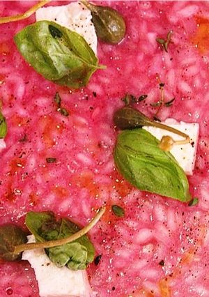 Foto di Risotto vegetariano alla barbabietola, giuncata e capperi